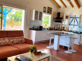 Chambre marine et sa salle de bain à l'Amirade, hotel in La Désirade