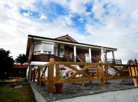 Los Avellanos de Santillana, hotel in Queveda