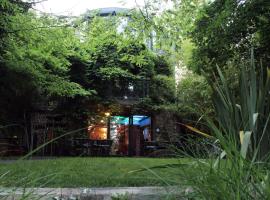 LA MAISON DE ROBINSON, hotel v destinaci Le Plessis-Robinson