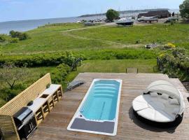 Luxury House by the Beach with Heated Pool and Panorama, hotel in Horten