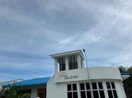 The Happiness Sun Suites, ξενοδοχείο σε Fodhdhoo