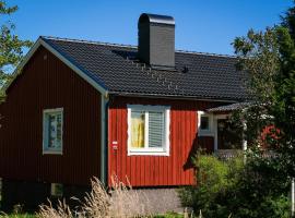 Lantligt gästrum med gratis wifi & bastu, hotel in Motala