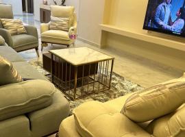 شقه راقيه للعائلات فقط مكيفه بالكامل بكمبوند مون سيتى بالعبور, ξενοδοχείο σε Obour