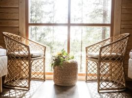 Forest Cabin Ainola next to Nuuksio National Park, in addition Hot Tub and Breakfast, ξενοδοχείο σε Otalampi