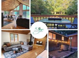 Rustic Catskills Cabin with Hot Tub and Mountain Views, hotel v destinaci Prattsville