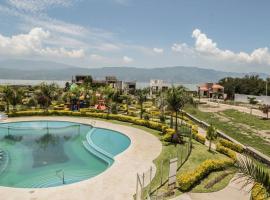 Lake house 3 bedroom Pool and hotub, ξενοδοχείο σε San Cristóbal Zapotitlán