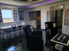 Plage à 1km! Appartement familial paisible avec vue sur MER et MONTAGNE, idéal pour des vacances relaxantes, hotel in Souk et Tenine