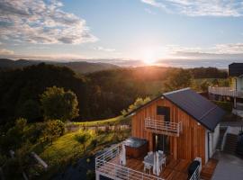 Cottage Retreat with Hot Tub & Sauna、Zgornja Kungotaのホテル