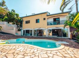 Grande maison pour 20 personnes, avec 8 chambres, piscine, billard et BBQ, hotel v destinaci Saint-Joseph