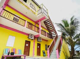 Travellers Palm Backpackers, hotel in Caye Caulker