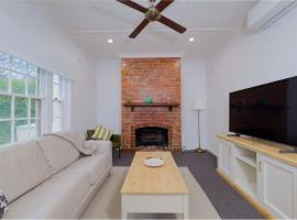 Manuka Village - Sleeps 8 - Free parking x 4، فندق في Kingston
