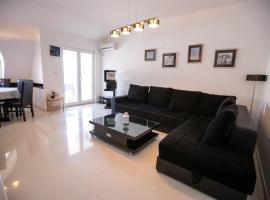 Lake View Double Balcony City Center Apartment in Ohrid, hotel in Ohrid