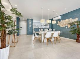 Private Pool BBQ Grill Condo 4 ensuites, hotel in Guarujá