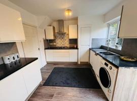 3 Bedroom Modern House in Luton LU4 0TY - Amazon Prime - No Party, hotel in Luton