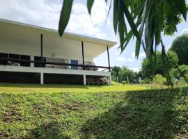 Takraw Rim Kwae ตะคร้อริมแคว, hotel in Ban Pong Pat
