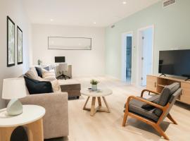 Governors Village - 1,2,3 & 4 Bedroom Apartments on Seven Mile Beach Corridor, hotel v destinaci George Town