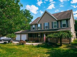 Gorgeous Cozy 5 Bedroom House with Hottub,Lake,Pool, khách sạn ở Albrightsville