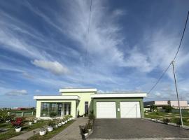 Luxury villa in gated community, Hotel in Paramaribo