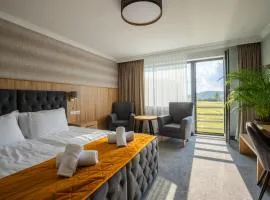 Mazurkowa - z widokiem na Karkonosze i Śnieżkę, darmowy parking, obok restauracja Mazurkowa Chata