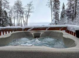 Eagles' Nest - Lakefront Private Beach Hot Tub, hotel v destinaci Fisher River Cree Nation 