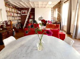 Loft style condo 4 people in central and trendy Paris, Hotel in Paris