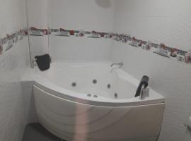 Hermoso apartamento de tres dormitorios con jacuzzi, hôtel à Chiclayo