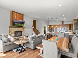 Luxury Ski In Ski Out Home Sleeps 9 with 3 Bedrooms 2 and a half Bathrooms and Private Hot Tub -Snowghost Den, ξενοδοχείο σε Whitefish