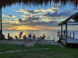 Belles on Ballow - Main Lodge - Absolute Waterfront, ξενοδοχείο σε Amity Point