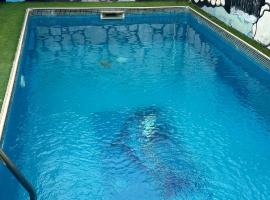 villa avec piscine, hotel em Abidjan