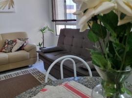 Apto 2 quartos, cond fechado, com vaga, 4º andar por escadas, hotel in Pelotas