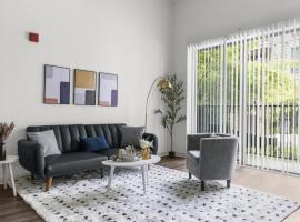 City Chic Modern 1Bedroom Fully Furnished Condo, отель в Бирмингеме