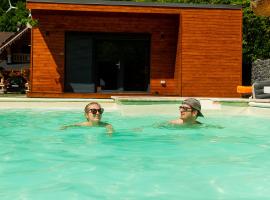 Wooden Chalet Retezat, hotel in Bobaia