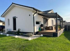 Moderný štýlový domček s virivkou-jacuzzi, ξενοδοχείο σε Prievidza