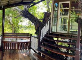 Croc Camp, hotel in Lat Krabang