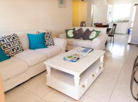 Seashades 2BR 1 full and 1 half bathrooms Condo with pool Close to beach Sleeps 4, hotel in Christ Church