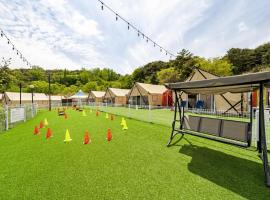 Cheongdo Shinnanda Aegyeon Glamping, hotel v destinaci Cheongdo