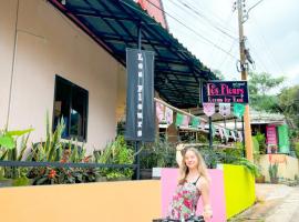 Les Fleurs House, hotel v destinaci Khao Lak