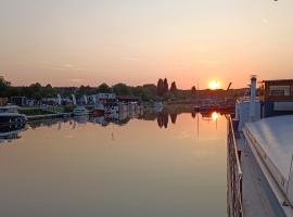 Odyssée gîte sur Péniche, hotel v destinaci Saint-Valéry-sur-Somme