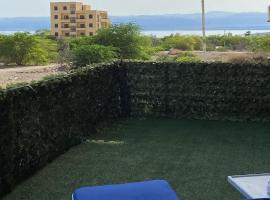 SeaStar Sea View apartment 10 minutes away from beach, hotel v destinaci Sowayma