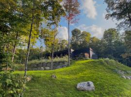 Luxury Mountain Retreat with Spa Near Mont Tremblant, hotel in La Conception