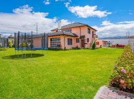 Casa amplia cerca de Baños de Agua Santa, hotel in Picaigua