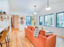 Peaceful Mendocino Cottage Surrounded By Redwoods, hotel in Mendocino