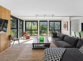 Station Penthouse with Private Spa, ξενοδοχείο σε Warburton