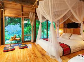 Thai House Pu Luong - Century Old Stilt House with Terrace Views、Hương Bá Thướcのホテル