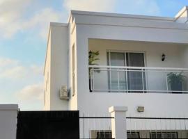 La Villa Goyave - Moderne & Spacieux 2 chambres, hôtel à Pointe-Noire