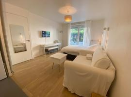 Grande chambre avec cuisine privée, Hotel in Nanterre