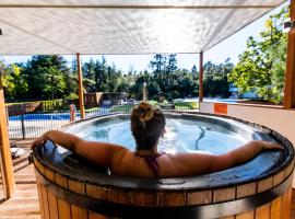Sapphire Springs Holiday Park and Thermal Pools, hôtel à Katikati