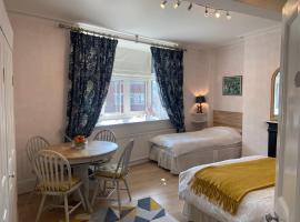 Deluxe Three Bed BnB in Henley-on-Thames near Station River & Town Centre,位于亨利昂泰晤士的酒店