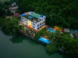 Catba Backpackers - Sea Vibe Pool Bar & Bungalow