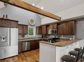5 bedroom, Lakeside Family Getaway with Playground